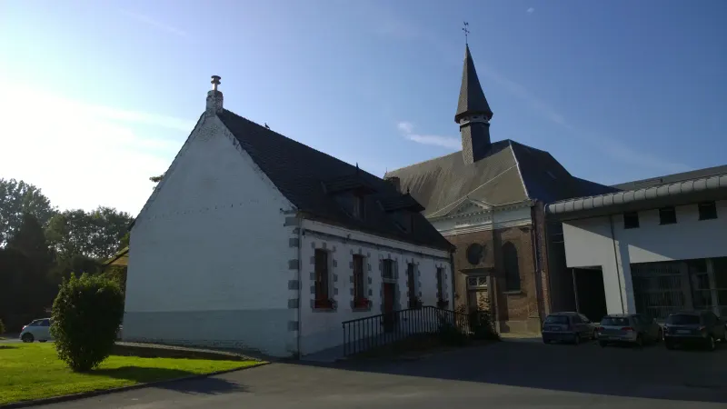 La chapelle de l'ancien hospice des Augustines à Rebecq, avec son clocheton, à côté d'un bâtiment blanc du 17e siècle, photographiée en 2014 avant sa restauration