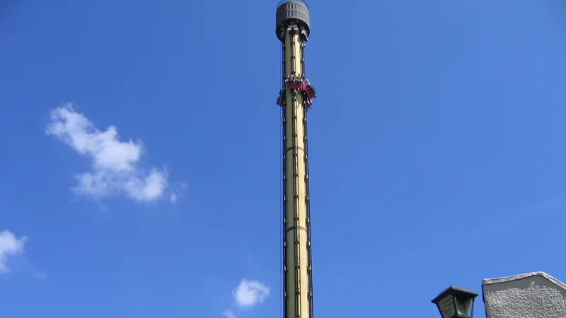 La tour de chute Dalton Terror de Walibi, à Wavre, sur un ciel bleu