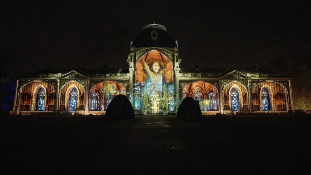 Projection colorée sur toute la façade du château d'Hélécine, de nuit