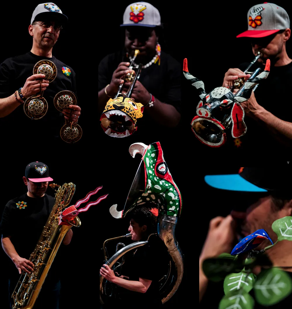 Musiciens d'une fanfare coiffés de casquettes, avec des instruments décorés de masques colorés