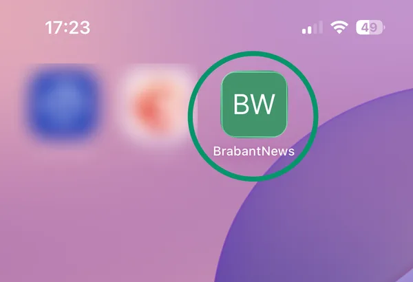 Écran d'accueil de l'iPhone avec l'icône BW de BrabantNews entourée